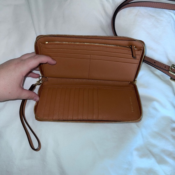 Tory Burch - Robinson Tote and Robinson Continental Zip Wallet - Picture 9 of 12